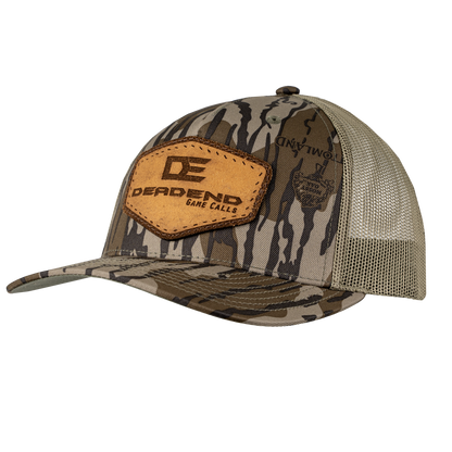 DE MOSSY OAK BOTTOMLAND LEATHER PATCH CAP