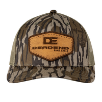 DE MOSSY OAK BOTTOMLAND LEATHER PATCH CAP